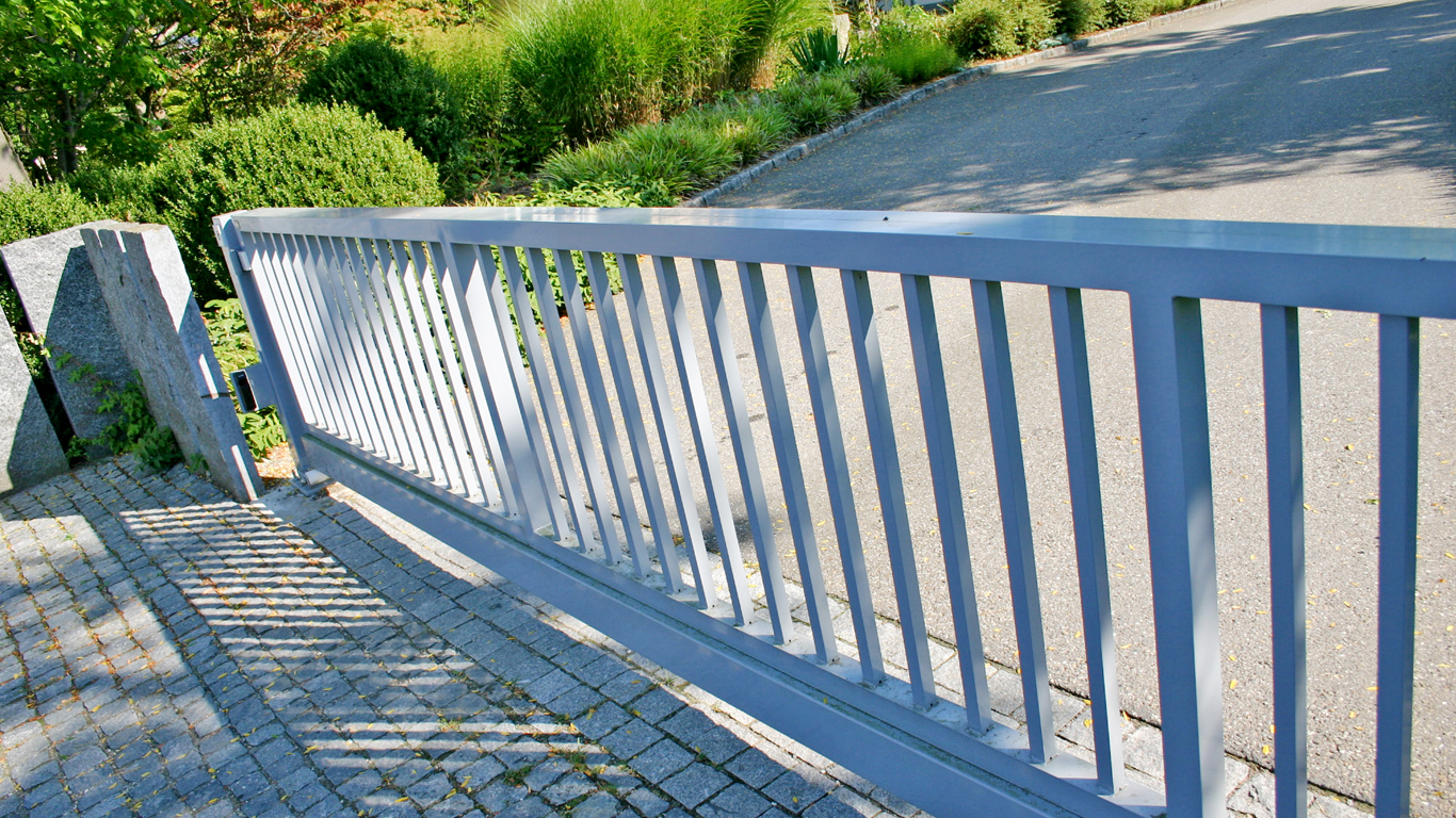 Freitragende Schiebetore aus Aluminium und Stahl inkl. Montage